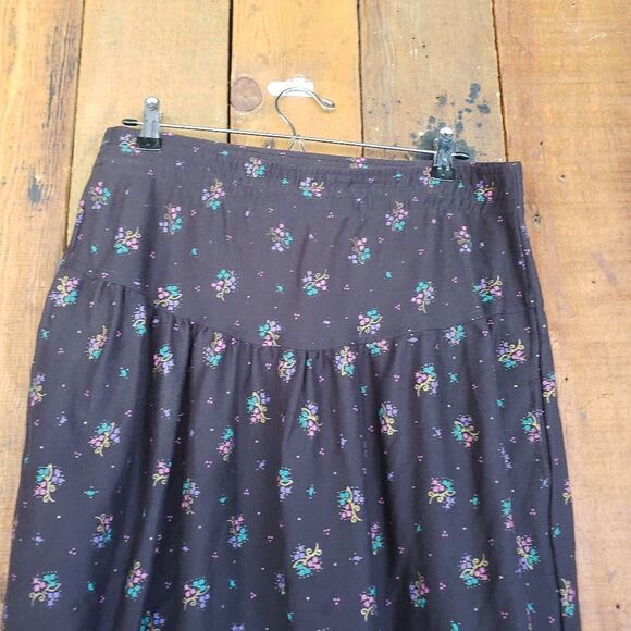 Vintage Closely Knit Skirt with Boho Print throughout - Picture 3 of 14